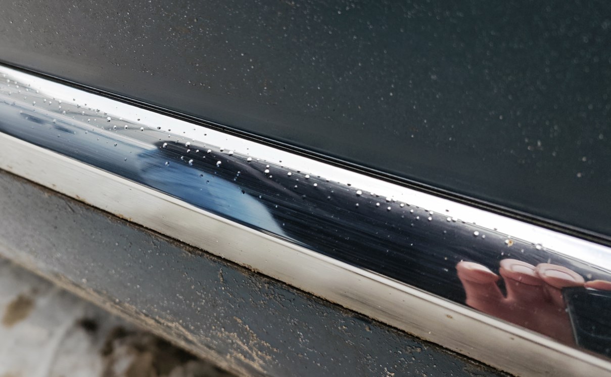 На хромированных деталях Geely Monjaro образовались пузыри